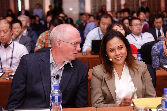 Kip Fyfe, President & CEO, 4iiii Innovation (left) and Raja Teh Maimunah, MD, CEO & COO, Digital Innovation & Transactional Banking, Hong Leong Islamic Bank Berhad