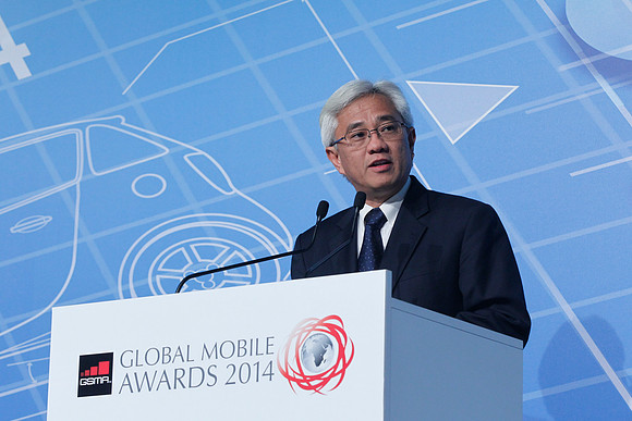 Presenter of Best Mobile Services Category: Dato Sri Jamaludin Ibrahim (Dep Chair, GSMA and President & Group CEO Axiata Group)