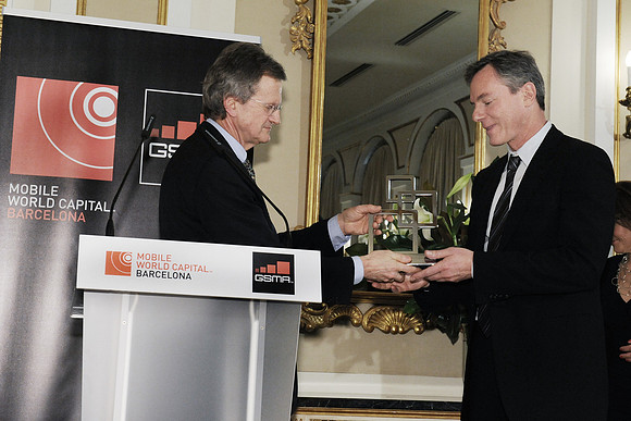 Dr Paul Jacobs, CEO & Chairman of Qualcomm Inc, receives the GSMA Chairman's Award for 2014 from Jon-Fredrik Baksaas, GSMA Chairman